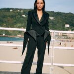Natalia Reyes Instagram - 🤵🏻‍♀️ 🏝️ 🖤 @moschino @goldandrosesjoyas via @_freddyalonso 📸 @andresgarlujan 💄 @natalia_natalita @armanibeauty @sansebastianfes