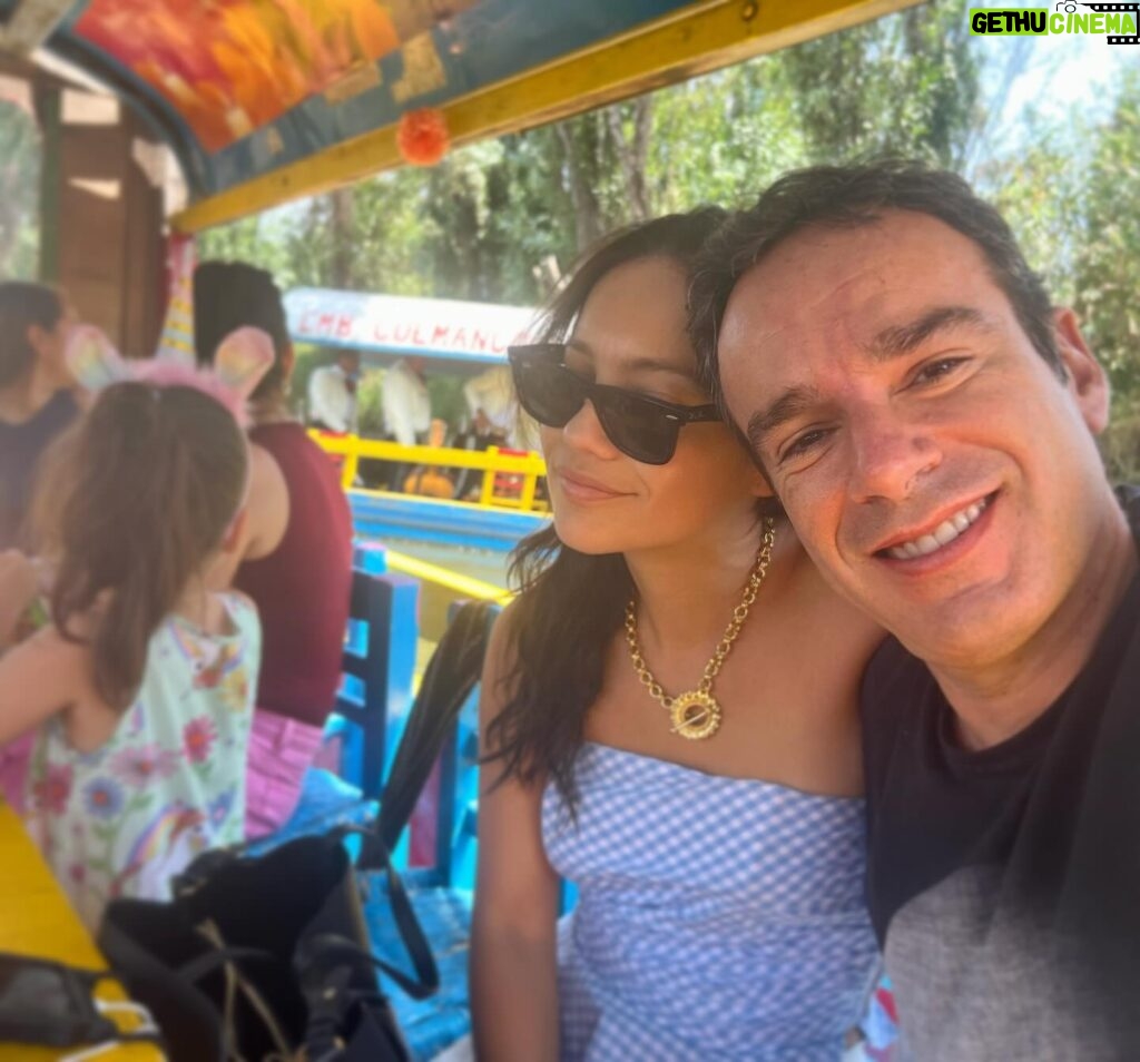 Natalia Reyes Instagram - Comadritas 9 años después en la Ciudad de México que siempre recibe con amor, sabor y color 🇲🇽 Paseo con las mini comadritas a Xochimilco 🛶 @valentinabailarina @soficienta Pe. Por favor vean la última foto que es la original de hace 9 años 👵🏻 • Comadres after 9 years back in Mexico City that always welcomes with love, color and flavor 💚🤍❤️ A little adventure with the younger comadres in Xochimilco. Ps. Don’t miss the last photo that is the original one, taken 9 years ago. #Xochimilco #CDMX #MexicoCity #NataliaFromColombia #AmistadDivinoTesoro