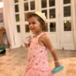 Natalia Reyes Instagram - No crecí en la fe católica a pesar de estudiar en un colegio que sí lo era, la navidad me resulta distante de muchas maneras pero si algo valoro hoy en día son los momentos de pausa y reflexión, los rituales colectivos que fomentan el encuentro con la familia y los amigos, la celebración de estar vivos y la oportunidad que siempre tenemos de renacer. Más allá del afán por consumir y la ansiedad por estrenar hoy celebro que hace mucho un ser nació (sea en la ficción o en la realidad) para enseñarnos que no existe un único camino ni UNA fe más válida que otra, que todas las guerras que emprendan en su nombre no tienen sentido y que la religión que tod@s deberíamos profesar debería ser la del AMOR 🫶🏼 Un abrazo hasta donde este mensaje los encuentre 🙏 • I didn’t grow up in the Catholic faith despite going to a Catholic school, Christmas seems distant to me in many ways but if there’s something I value today it is the moments of pause and reflection, the collective rituals that promote the encounter with the family and friends, the celebration of being alive and the opportunity we always have to be reborn. Beyond the desire to consume and the anxiety of brand new products, today I celebrate that a being was born a long time ago (whether in fiction or in reality) to teach us that there’s no single path or ONE faith more valid than another, that all wars using his name are meaningless and that our religion should be that of LOVE 🫶🏼 A hug all the way to the place you are right now 🙏 #NataliaFromColombia #FenixBeach #Navidad #christmas