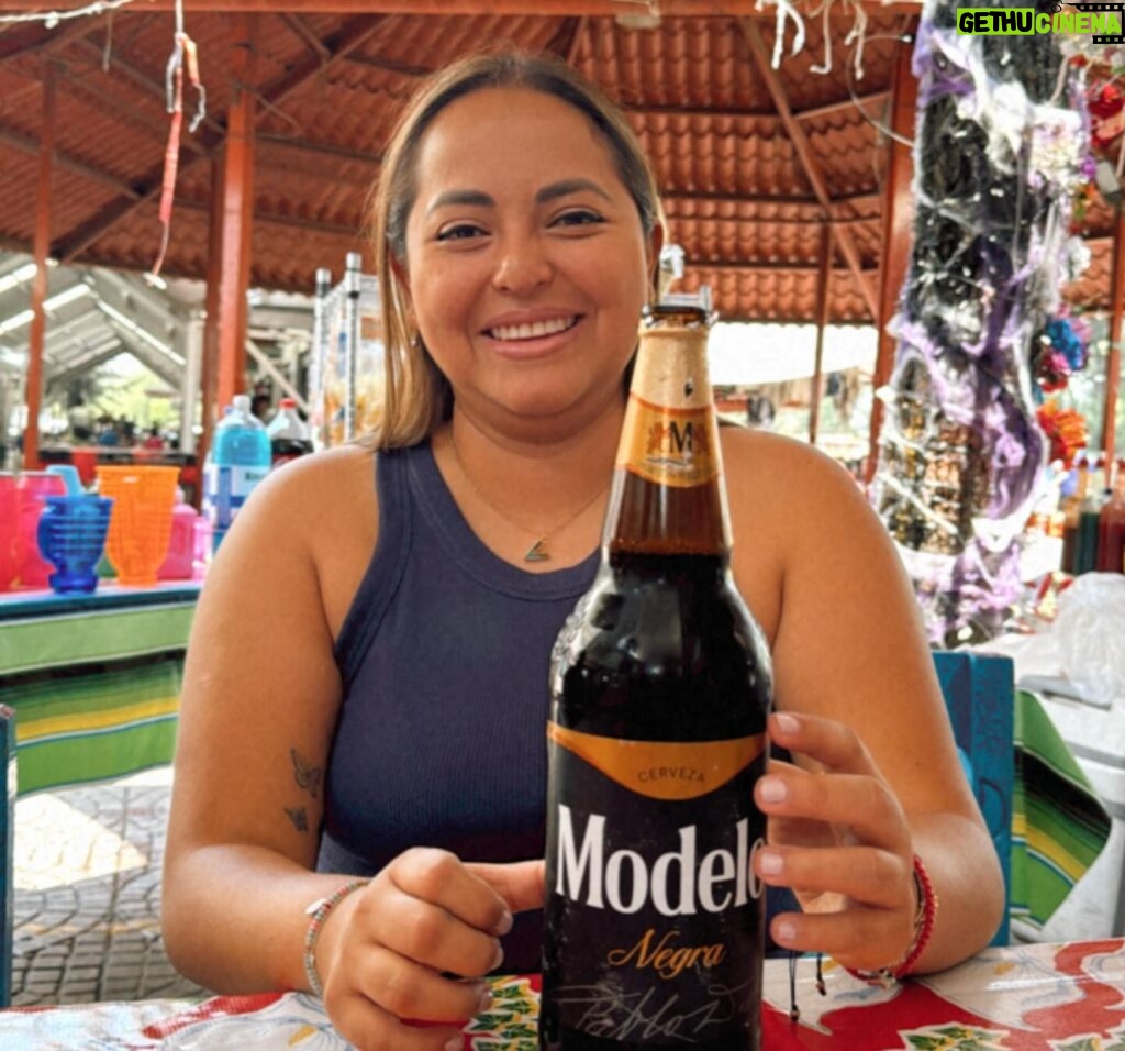 Natalia Reyes Instagram - Comadritas 9 años después en la Ciudad de México que siempre recibe con amor, sabor y color 🇲🇽 Paseo con las mini comadritas a Xochimilco 🛶 @valentinabailarina @soficienta Pe. Por favor vean la última foto que es la original de hace 9 años 👵🏻 • Comadres after 9 years back in Mexico City that always welcomes with love, color and flavor 💚🤍❤️ A little adventure with the younger comadres in Xochimilco. Ps. Don’t miss the last photo that is the original one, taken 9 years ago. #Xochimilco #CDMX #MexicoCity #NataliaFromColombia #AmistadDivinoTesoro