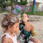 Natalia Reyes Instagram - 💚 Isla cumplió dos años 🥹 y oficialmente soy un mamá que dice que ‘se crecen volando’ y como buena madre tampoco logro estar al día con nada y publico todo tarde 🤣 La celebro a ella que es mi regalo más grande y mi mayor maestra pero además los invito a que nuestras celebraciones sean más conscientes con la tierra 🌍: - Se puede celebrar sin plásticos de un solo uso, no se necesitan desechables ni globos 🎈 hay otras formas de decorar (y son más económicas) 🌷 - los regalos no eran necesarios pero en caso de darse pedimos que fueran segundazos, Isla es la reina de las ‘herencias’, nos encanta recibir cosas llenas de amor, en los niñ@s la emoción con la ropa y juguetes dura poco así que mejor rotar y no comprar cosas nuevas ♻️ - sin paquetes ni comida ultraprocesada, comida real, local, hecha con amor, sin azúcar y nada de lo anterior significa que no fuera divertido 🍉 - con actividades que desarrollen su creatividad, independencia y conexión con la naturaleza 🌱 🎨 Mejor dicho, menos es más, quién se une al club? • 💚 Isla turned two years old 🥹 and I’m officially a mother who says ‘they grow up too fast’ and as a good mother I also can’t keep up with anything and I post everything years later 🤣 I celebrate her, she’s my greatest gift and my greatest teacher but I also invite you to make our celebrations more conscious 🌍: - celebrate without single-use plastics, you don’t need disposables or balloons 🎈 there are other ways to decorate (and they are cheaper) 🌷 - gifts weren’t necessary but if they were given we asked that they were secondhand, Isla is the queen of ‘inheritances’, we like receiving things full of love, for children the excitement with clothes and toys doesn’t last long so it’s better to rotate and not buy new things ♻️ - no fast or ultra-processed food, only real, local food, made with love, no sugar and none of the above means it wasn’t fun 🍉 - with activities that develop their creativity, independence and connection with nature 🌱 🎨 Better said, less is more, who joins the club? #PlasticFreeLiving #SustainableCelebrations #LessIsMore #MejorSinPlásticos #PequeñaGranIsla #SingleUseSucks #BirthdayParty