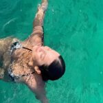 Natalia Reyes Instagram - 🩵 Flotar, entregarse al universo, confiar en la madre que nos sostiene siempre, mi shavasana favorito es en el mar 🌊 • To float, surrender to the universe, trust in the mother who always supports us, my favorite shavasana is in the ocean 🌊 #NataliaFromColombia
