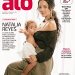 Natalia Reyes Instagram – Natalia Reyes e Isla, un amor profundo y… ¡Qué viva la teta!

Nadie duda de que la lactancia materna es beneficiosa para el bebé, pero hacerlo a la vista de otros o extenderla en el tiempo continúa siendo un tabú en pleno siglo XXI. En el mes de agosto se celebra la Semana Mundial de la Lactancia, y la talentosa actriz @nataliareyesg se suma a esta iniciativa para reivindicar la libertad de las mujeres y el derecho de los niños a ser alimentados.
 
“Lactar a mi hija ha sido alucinante… Es nuestra conexión mágica, una unión llena de amor y de ternura que nos enseña cada día algo nuevo; es ese lazo que nos alimenta a ambas: a ti, Isla, de todos los nutrientes que necesitas, y a mí, de toda la paciencia y el amor que necesito”, asegura la actriz, quien lleva casi dos años lactando a su princesa.

#MujerAlóInspira #RevistaAló
.
.
.
.
Entrevista: @sandrapaolareal 
Fotografía: @juanmoore 
Producción y styling: @andresyepesd 
Maquillaje y pelo: @malejocangrejo 
Asistente de moda: @mjabisambra 
Asistente de makeup: @tefaospina_ 
Digital: @richi1024 
Management: @mclmanager 
Prensa: @camilopardos 
Look: top de @massimodutti 
Pantalón de @andrealandaofficial 
Collar de @ayshabilgrami 
Locación: @fsbogota 
Agradecimientos: @lagamboa