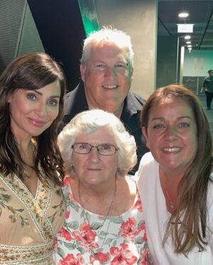 Natalie Imbruglia Instagram - What a great first night on Wednesday in Perth kicking off @thecorrsofficial Australian Tour at the @racarena with @germeinsisters and @tonichilds
It’s so great to be home 🥰
Big up to my band and crew and I can’t wait to get on stage tonight at @sandstonepoint Bribie Island ☀️

Thanks @becbol172 for the best seats in the house to watch The Corrs! 
Love to you and the family 💜

Styling: @fredericalovellpank 🦋
Dress: @leolin_official @sal_morgan