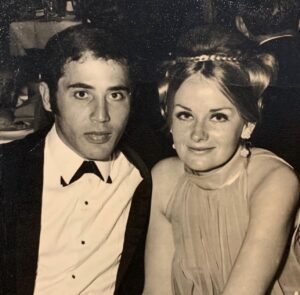 Natalie Imbruglia Instagram - Happy 54th Wedding Anniversary to my mum and dad! 🌹🌹🌹 Love you both so much and can’t wait to get home and see you!