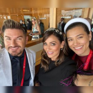 Natalie Imbruglia Instagram - THANK YOU @ezaraj 👸🏻✨
Love my custom-made Leather Crown!
@michael_brennan @chinwagpr I had such a fun day with you two and the team !! 

H&M @michael_brennan 💕
Styling @fredericalovellpank 🦄
Dress @rebeccavallance 🌸
Shoes @rupertsanderson 💓
#australiannationalanthem #melbournecup #flemingtonvrc
