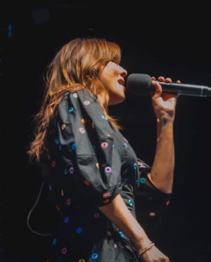 Natalie Imbruglia Instagram - “Oh what a night🎶”… 
Thank you Launceston! Such a warm crowd in Tasmania last night AND I had a much needed  catch up with my sister @lauraimbruglia too! A fun night of Karaoke at The Irish was had by all!! 
First 3 pics by @elfie_germein 💜
The rest by @karenrossiter 

Styling @fredericalovellpank 

@thecorrsofficial TOUR OZ/NZ 💜🎶

@thetonichilds 🦄
@germeinsisters 🦋