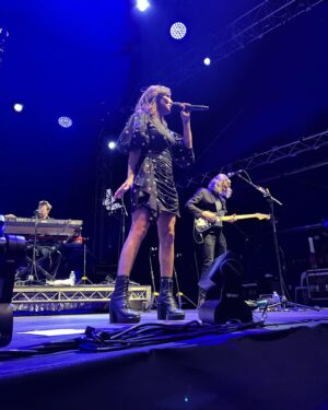 Natalie Imbruglia Instagram - “Oh what a night🎶”… 
Thank you Launceston! Such a warm crowd in Tasmania last night AND I had a much needed  catch up with my sister @lauraimbruglia too! A fun night of Karaoke at The Irish was had by all!! 
First 3 pics by @elfie_germein 💜
The rest by @karenrossiter 

Styling @fredericalovellpank 

@thecorrsofficial TOUR OZ/NZ 💜🎶

@thetonichilds 🦄
@germeinsisters 🦋