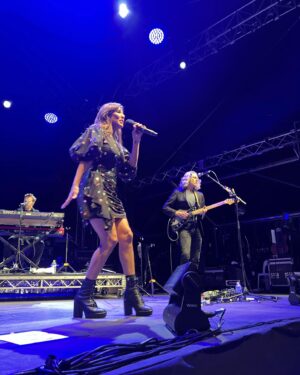 Natalie Imbruglia Instagram - “Oh what a night🎶”… 
Thank you Launceston! Such a warm crowd in Tasmania last night AND I had a much needed  catch up with my sister @lauraimbruglia too! A fun night of Karaoke at The Irish was had by all!! 
First 3 pics by @elfie_germein 💜
The rest by @karenrossiter 

Styling @fredericalovellpank 

@thecorrsofficial TOUR OZ/NZ 💜🎶

@thetonichilds 🦄
@germeinsisters 🦋