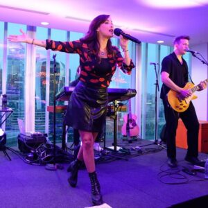 Natalie Imbruglia Instagram - What an incredible evening performing such an intimate gig at the Top of the News UK Tower for @virginradiouk as the sun began to set over London. Thank you to everyone who came for making it a special Sunset Session with @smartymobileuk 

@VirginRadioUK @smartymobileuk #sunsetsession #virginradiouk

Styling: @fredericalovellpank 
@ysl 
@nanushka