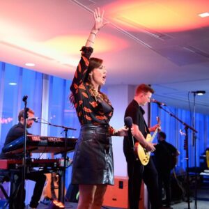 Natalie Imbruglia Instagram - What an incredible evening performing such an intimate gig at the Top of the News UK Tower for @virginradiouk as the sun began to set over London. Thank you to everyone who came for making it a special Sunset Session with @smartymobileuk 

@VirginRadioUK @smartymobileuk #sunsetsession #virginradiouk

Styling: @fredericalovellpank 
@ysl 
@nanushka