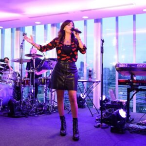 Natalie Imbruglia Instagram - What an incredible evening performing such an intimate gig at the Top of the News UK Tower for @virginradiouk as the sun began to set over London. Thank you to everyone who came for making it a special Sunset Session with @smartymobileuk 

@VirginRadioUK @smartymobileuk #sunsetsession #virginradiouk

Styling: @fredericalovellpank 
@ysl 
@nanushka