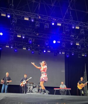 Natalie Imbruglia Instagram - All L💜VE from the crowd at @thebigfeastival yesterday!!! Our equipment didn’t arrive on time… But thanks to my amazing manager @sammymeads01 and my agent @chrisibbs and the wonderful @thebigfeastival crew… we rallied and borrowed instruments from @jakeshears @alexjameshq (THANK YOU!) for a heartfelt impromptu acoustic set 😜🌻 

And BIG THANKS to my awesome crew and band who pulled it together and were AMAZING.. as always!!

@ryanalexfarmery
@paulmasondrums
@henrikirgens
@benlyonsmyth
@rodclarkson
Rob Jones
Rik Hart
Adam Barker
@markhillslondon
@caamusic

@thebigfeastival
@jakeshears
@alexjameshq

📸 @karenrossiter 

Styling @fredericalovellpank
Dress: @leolin_official @sal_morgan 
Shoes: @givenchy