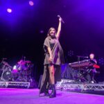 Natalie Imbruglia Instagram - I’m a little late on posting!! … Melbourne you were AMAZING!!! Thank you for singing along with us all night at @rodlaverarena So lovely to catch up with my friends after the show too… 💜💜💜 Dress: @tallermarmo Shoes: @givenchy