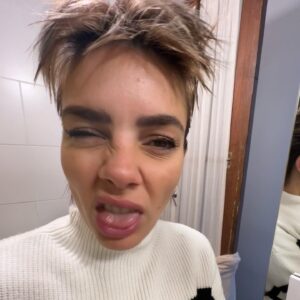 Natalie Pérez Instagram - Acá les dejo en fotos estos 12 meses donde tuve 36 años. Que año particular, cuando era chica hubiera imaginado que a los 36 años mi vida iba a ser de otra forma, no me atrevo a decir que fue un año malo tampoco bueno, fue un año intenso extraño, quizá fue un año un poco adolescente para mi , los cambios de Look hicieron que me viera inestable un poco caprichosa intermitente desenamorada perdida y así estuve, no lo voy a negar, pero toda crisis sirve para encontrar una mejor versión de lo que somos; mañana celebro el comienzo de mis 37 años con muchas personas que quiero, deseo que este nuevo año que va a atravesar mi vida me encuentre firme con confianza y muchas sorpresas,asi es la vida, impredecible mágica espectacular. En un futuro contaré que a los 36 saqué mi tercer disco, hice una obra de teatro, grabé cinco videoclips, dos publicidades me subí a más de 20 escenarios, mas de 30 mil personas me aplaudieron en distintos momentos, cambié 200 veces los muebles de lugar, dormí mucho sola y mucho acompañada, conocí personas, algunos amores algunos desencuentros amorosos algunas diferencias con mis amistades con algún familiar fue un año donde intenté buscarme todo el tiempo y nunca me pude encontrar. no pasa nada cada uno tiene sus tiempos, mañana entro en una nueva etapa de mi vida y quería despedirme de lo que fui. Gracias por abrazarme cuando ni siquiera yo pude hacerlo. Me agradezco por haberme despertado cada mañana con la llama encendida vibrante enérgica siempre queriendo ser un poco mejor y saltando como pude todas las piedras que encontré este año en el camino. Lo mejor está por venir quién es nacido bajo el signo de Escorpio entiende lo que digo, todo lo transformamos todo lo evolucionamos resurgimos como la vez Fenix, alla voy, espérenme