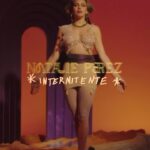 Natalie Pérez Instagram - llega *INTERMITENTE* este Jueves se van a volar 12 canciones que hemos construido con cuidado que las hemos amado explorado. A las que les buscamos detalles para que cada una tenga su personalidad. 12 canciones, cientos de horas, una docena de amores, una pandemia algunos amigos nuevos y grandes compañerxs de trabajo. Como si todo acabara pero recien esta empezando se acercan los días y me quedo sin palabras me lleno de miedos y de preguntas. Y y no hay vuelta atras. Te invito dame la mano.Te invito a vivir esta experiencia surrealista conmigo a ser parte de este espacio donde todo puede suceder porque me atrevo a jugar con lo que tengo mas a mano en esta vida. La creatividad. Go go go go go Vamos Vamos Vamos! Siempre al frente explorando la vida como si fuera el cuadro y la canción mas hermosa. Se viene #enunloop