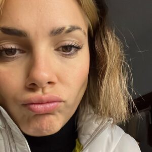 Natalie Pérez Instagram - Acá les dejo en fotos estos 12 meses donde tuve 36 años. 
Que año particular, cuando era chica hubiera imaginado que a los 36 años mi vida iba a ser de otra forma, no me atrevo a decir que fue un año malo tampoco bueno, fue un año intenso extraño, quizá fue un año un poco adolescente para mi , los cambios de Look hicieron que me viera inestable un poco caprichosa intermitente desenamorada perdida y así estuve, no lo  voy a negar, pero toda crisis sirve para encontrar una mejor versión de lo que somos; mañana celebro el comienzo de mis 37 años con muchas personas que quiero, deseo que este nuevo año que va a atravesar mi vida me encuentre firme con confianza y muchas sorpresas,asi es la vida, impredecible mágica espectacular.
En un futuro contaré que a los 36 saqué  mi tercer disco, hice una obra de teatro, grabé cinco videoclips, dos publicidades me subí a más de 20 escenarios, mas de 30 mil personas me aplaudieron en distintos momentos, cambié 200  veces los muebles de lugar,  dormí mucho sola y mucho acompañada, conocí  personas, algunos amores algunos desencuentros amorosos algunas diferencias con mis amistades con algún familiar fue un año donde intenté buscarme todo el tiempo y nunca me pude encontrar. no pasa nada cada uno tiene sus tiempos, mañana entro en una nueva etapa de mi vida y quería despedirme de lo que fui. Gracias por abrazarme cuando ni siquiera yo pude hacerlo. Me agradezco por haberme despertado cada mañana con la llama encendida vibrante enérgica siempre queriendo ser un poco mejor y saltando como pude todas las piedras que encontré este año en el camino. Lo mejor está por venir quién es nacido bajo el signo de Escorpio entiende lo que digo, todo lo transformamos todo lo evolucionamos resurgimos como la vez Fenix, alla voy, espérenme