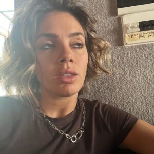 Natalie Pérez Instagram - Acá les dejo en fotos estos 12 meses donde tuve 36 años. 
Que año particular, cuando era chica hubiera imaginado que a los 36 años mi vida iba a ser de otra forma, no me atrevo a decir que fue un año malo tampoco bueno, fue un año intenso extraño, quizá fue un año un poco adolescente para mi , los cambios de Look hicieron que me viera inestable un poco caprichosa intermitente desenamorada perdida y así estuve, no lo  voy a negar, pero toda crisis sirve para encontrar una mejor versión de lo que somos; mañana celebro el comienzo de mis 37 años con muchas personas que quiero, deseo que este nuevo año que va a atravesar mi vida me encuentre firme con confianza y muchas sorpresas,asi es la vida, impredecible mágica espectacular.
En un futuro contaré que a los 36 saqué  mi tercer disco, hice una obra de teatro, grabé cinco videoclips, dos publicidades me subí a más de 20 escenarios, mas de 30 mil personas me aplaudieron en distintos momentos, cambié 200  veces los muebles de lugar,  dormí mucho sola y mucho acompañada, conocí  personas, algunos amores algunos desencuentros amorosos algunas diferencias con mis amistades con algún familiar fue un año donde intenté buscarme todo el tiempo y nunca me pude encontrar. no pasa nada cada uno tiene sus tiempos, mañana entro en una nueva etapa de mi vida y quería despedirme de lo que fui. Gracias por abrazarme cuando ni siquiera yo pude hacerlo. Me agradezco por haberme despertado cada mañana con la llama encendida vibrante enérgica siempre queriendo ser un poco mejor y saltando como pude todas las piedras que encontré este año en el camino. Lo mejor está por venir quién es nacido bajo el signo de Escorpio entiende lo que digo, todo lo transformamos todo lo evolucionamos resurgimos como la vez Fenix, alla voy, espérenme