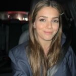 Natalie Pérez Instagram - Acá les dejo en fotos estos 12 meses donde tuve 36 años. Que año particular, cuando era chica hubiera imaginado que a los 36 años mi vida iba a ser de otra forma, no me atrevo a decir que fue un año malo tampoco bueno, fue un año intenso extraño, quizá fue un año un poco adolescente para mi , los cambios de Look hicieron que me viera inestable un poco caprichosa intermitente desenamorada perdida y así estuve, no lo voy a negar, pero toda crisis sirve para encontrar una mejor versión de lo que somos; mañana celebro el comienzo de mis 37 años con muchas personas que quiero, deseo que este nuevo año que va a atravesar mi vida me encuentre firme con confianza y muchas sorpresas,asi es la vida, impredecible mágica espectacular. En un futuro contaré que a los 36 saqué mi tercer disco, hice una obra de teatro, grabé cinco videoclips, dos publicidades me subí a más de 20 escenarios, mas de 30 mil personas me aplaudieron en distintos momentos, cambié 200 veces los muebles de lugar, dormí mucho sola y mucho acompañada, conocí personas, algunos amores algunos desencuentros amorosos algunas diferencias con mis amistades con algún familiar fue un año donde intenté buscarme todo el tiempo y nunca me pude encontrar. no pasa nada cada uno tiene sus tiempos, mañana entro en una nueva etapa de mi vida y quería despedirme de lo que fui. Gracias por abrazarme cuando ni siquiera yo pude hacerlo. Me agradezco por haberme despertado cada mañana con la llama encendida vibrante enérgica siempre queriendo ser un poco mejor y saltando como pude todas las piedras que encontré este año en el camino. Lo mejor está por venir quién es nacido bajo el signo de Escorpio entiende lo que digo, todo lo transformamos todo lo evolucionamos resurgimos como la vez Fenix, alla voy, espérenme