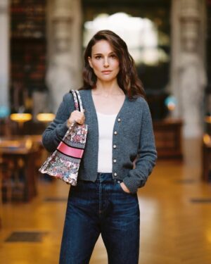 Natalie Portman Instagram - In the latest edition of the #DiorBookTote Club, Dior Ambassador @NataliePortman takes us on a literary journey through @INHA_Fr, with her bag from #DiorSS24 by @MariaGraziaChiuri. Stay tuned for the upcoming video, to discover the actress's treasured must-reads. The series is an ode to the power of books reflecting Dior's passion for creation and beauty in all its forms.
© @MarionBerrin