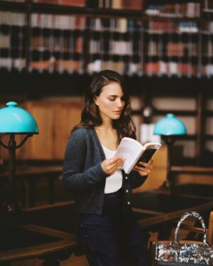 Natalie Portman Instagram - In the latest edition of the #DiorBookTote Club, Dior Ambassador @NataliePortman takes us on a literary journey through @INHA_Fr, with her bag from #DiorSS24 by @MariaGraziaChiuri. Stay tuned for the upcoming video, to discover the actress's treasured must-reads. The series is an ode to the power of books reflecting Dior's passion for creation and beauty in all its forms.
© @MarionBerrin