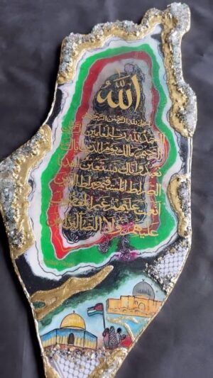 Natalie Sarah Instagram - Assalamualaikum , Akhirnya Rampung juga Resin Art Surah Alfatihah , Peta Palestina 🇵🇸 , Sempet ada Kendala Pinggirannya, padahal Karyaku gak Gemana2 juga biasa aja 🥹🥹 Malu gambarku Masjid Al Aqsa nya kurang Banget, huhuhu 😭🫢 inshaAllah bisa kesana 🤲🏻 Aamiin 

Mudah2 han Masih pada inget ❤️ Apa kabar ya? Saudara kita disana? jangan Lupa ya Doa yg Terbaik untuk Kita Semua, dan Palestina di Bulan Ramadan Penuh Berkah dan Ampunan 
-
kalau Ada Temen2 yg Beli Edisi Palestina, inshaAllah Akan di Sedekahkan untuk Saudara2 kita yg Membutuhkan 🙏🏻 Nanti Amanahnya aku Kabarin di Instastory dan Feed ya , Sebelum dan Sesudahnya Terimakasih , Barakallahu fiikum ❤️
-
#freepalestine #freepalestine🇵🇸 #masyaallahtabarakallah #allahummashollialasayyidinamuhammadwaalaalisayyidinamuhammad #resinart #art #diy