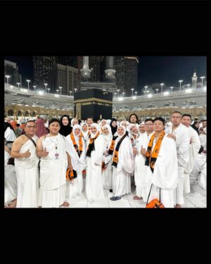 Natalie Sarah Instagram - MashaAllah Tabarakallah,Rindu, Sedih ,Haru ,Bersyukur, Bahagia .. Tumpah Semuanya dalam Tangisan dan Doa yg ku Panjatkan 🤲🏻 

Aku datang Ke Tempat ini,memenuhi Panggilan ke Baitullah Bersama kesayangan aku, Trimakasih ya Allah ❤️ inshaAllah bisa Kesini Lagi Bersama Anak2 , Keluarga dan Sahabat2 🤲🏻 Aamiin ya Rabb 

Terimalah Ibadah Umrah Ku , Ampuni lah aku 
dan Semoga ALLAH Memampukan orang2 terPanggil untuk Berkunjung ke Baitullah Aamiin ya Rabbal Alamiin ❤️
-
#umrah #mashaallahtabarakallah #allahummashollialasayyidinamuhammadwaalaalisayyidinamuhammad #mekah