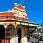 Natalie Sarah Instagram - Hmm, Nyender di Tembok lagi ah 😊, kalo Slide ke 2 udah Kayak poto2 Anak gen Z belom? Separoh gitu 🤣😂😅 - #fremantle #market #pasar #mashaallah #holiday #nyender #love #happyday
