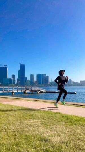 Natalie Sarah Instagram - Apa iya Begonoo ?? 😆🤣😂 wkwkwkwkwk 
-
#swanriverperth #running #comedy #content #sports #lol #wkwk #pov