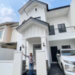 Natalie Sarah Instagram - MashaAllah, Emang Aku dan Suami Suka Banget Rumah, dengan Fasad AmericanHouse style #Farmhouse atau #countryHouse 😁 btw ini Design Aku yg ke 4 ,kolaborasi dengan Suami, Bersama Team @decoranbynat yg Sudah Terjual. Bismillah, ini lagi Otw Build American House kembali.. di Tunggu ya!, Cuss Buat yg Berminat Boleh Nabung deh dari Sekarang 😁😁😁 Semangat ! - #homedecor #americanhouse #farmhouse #countryhouse #facade #homesweethome #decoranbynat