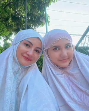 Natalie Sarah Instagram - With my Bestie 😅😁 yg Se Umuran 🤭😆🤣
-
#masyaallahtabarakallah #love #momanddaughter #eidmubarak