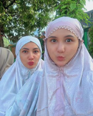 Natalie Sarah Instagram - With my Bestie 😅😁 yg Se Umuran 🤭😆🤣
-
#masyaallahtabarakallah #love #momanddaughter #eidmubarak