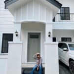 Natalie Sarah Instagram - MashaAllah, Emang Aku dan Suami Suka Banget Rumah, dengan Fasad AmericanHouse style #Farmhouse atau #countryHouse 😁 btw ini Design Aku yg ke 4 ,kolaborasi dengan Suami, Bersama Team @decoranbynat yg Sudah Terjual. Bismillah, ini lagi Otw Build American House kembali.. di Tunggu ya!, Cuss Buat yg Berminat Boleh Nabung deh dari Sekarang 😁😁😁 Semangat ! - #homedecor #americanhouse #farmhouse #countryhouse #facade #homesweethome #decoranbynat