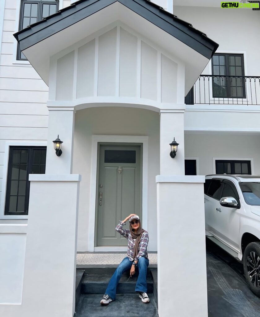 Natalie Sarah Instagram - MashaAllah, Emang Aku dan Suami Suka Banget Rumah, dengan Fasad AmericanHouse style #Farmhouse atau #countryHouse 😁 btw ini Design Aku yg ke 4 ,kolaborasi dengan Suami, Bersama Team @decoranbynat yg Sudah Terjual. Bismillah, ini lagi Otw Build American House kembali.. di Tunggu ya!, Cuss Buat yg Berminat Boleh Nabung deh dari Sekarang 😁😁😁 Semangat ! - #homedecor #americanhouse #farmhouse #countryhouse #facade #homesweethome #decoranbynat