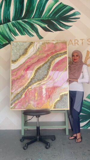 Natalie Sarah Instagram - Senangnya 😍 Geode Resin Art Big Pinky 100 x 120 💝 Punya Kak Yulia di Cibubur,Aku Suka Bangeet, Kepengen Punyaa 😅Huhuhu 😭😭😭 MashaAllah 
-
Order ke @decoranbynat 
#resinart #diy #geode #pink #love #mashallah #decoranbynat