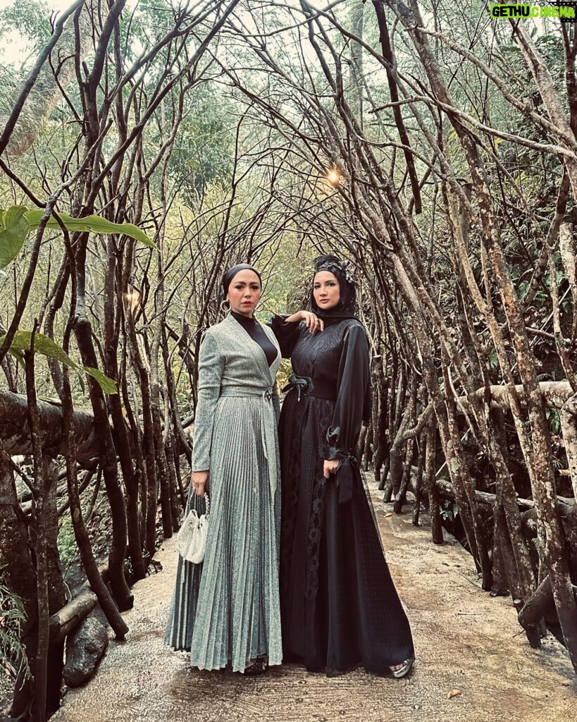 Natalie Sarah Instagram - With my Bestie waktu Kondangan di Negri Wild West java, Lagi Nunggu Kuda, wkwkwkwk 🤭😍 Met Malam Friday.. 😂 - #wildwest #jawabarat #bandung #love