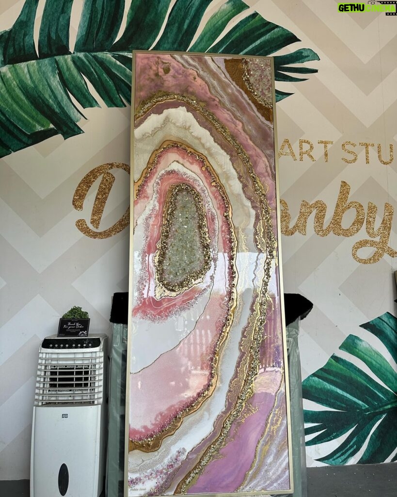 Natalie Sarah Instagram - Geode Resin Art size 72 x 213 💝🩷💝 Punya kak Tafida Thalib di Pasuruan - #decoranbynat #geoderesinart #art #diy #homedecor #pink #rosegold