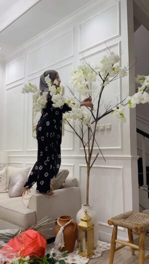Natalie Sarah Instagram - Asal Usul Bikin Pohon Cherry Blossom 😅😂🤣😍 Hehe..
- Spill Bunga Ada di Link Bio ( My Collections Shop ) 
- Batang Ranting Pohon , Ketapang Kencana Depan Rumah 
- Beberapa Kabel tis
dan Sekumpulan Niat di Malam Takbiran Saya kemarin 😆
-
#diy #cherryblossom #homedecor #homesweethome #dekorasi #white 
-