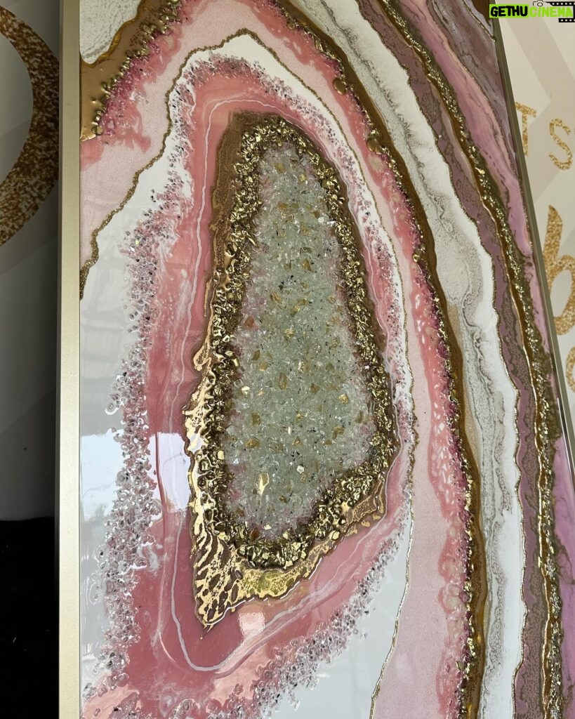 Natalie Sarah Instagram - Geode Resin Art size 72 x 213 💝🩷💝 Punya kak Tafida Thalib di Pasuruan - #decoranbynat #geoderesinart #art #diy #homedecor #pink #rosegold