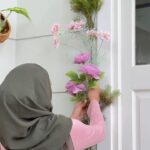 Natalie Sarah Instagram - Aww.. Bunga2 in Frame Pintuu Rumah 💕 Gabut abisnya karna Lagi Berbunga2 Syahduuuu , eh Lagunya juga Nyanduu - #homedecor #flowers #floral #decor #wreath #homesweethome #diy #tutorial - Spill bunganya ada di @victoriapropertidekorasijkt Suka Banget sama Bunga2 Artificialnya nya 😍
