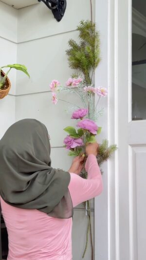 Natalie Sarah Instagram - Aww.. Bunga2 in Frame Pintuu Rumah 💕 Gabut abisnya  karna Lagi Berbunga2 Syahduuuu , eh Lagunya juga Nyanduu 
-
#homedecor #flowers #floral #decor #wreath #homesweethome #diy #tutorial 
-
Spill bunganya ada di @victoriapropertidekorasijkt 
Suka Banget sama Bunga2 Artificialnya nya 😍