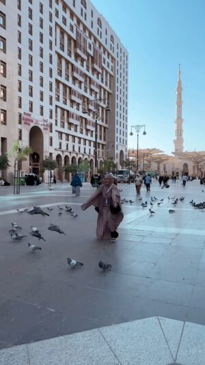 Natalie Sarah Instagram - Assalamu 'alayka yaa rasulullah
Gak terasa udah seminggu yg lalu di masjid nabawi ♥️😭❤️

Berkunjung ke Raudah, salah Satu Taman syurga yg didalamnya ada makam rasulullah dan 2 sahabatnya 

Allahumma Sholli ala Sayyidina Muhammad ,
Assalamu 'alayka yaa habiibii yaa nabiyallah
kami dtg berkunjung, sholawat dan keberkahan tercurahkan kepadanya, yang telah mengisi dunia dengan cahaya

Masih Rindu Sebenernya,inshaAllah bisa Berkunjung kembali setiap Tahun 🤲🏻 Aamiin ya rabbalAlamiin
-
#allahummasholialasayyidinamuhammadwaalaalisayyidinamuhammad #masyaallahtabarakallah #madinah #love #mashaallah #jumatberkah #umrah #2024