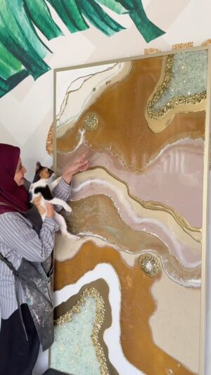 Natalie Sarah Instagram - Se Asyik itu, Ngerjain ResinArt..😁 ikutan Belajar yuk masa kalah ama kucing aku wkwkwkwk, kelasnya Ada tgl 22 Mei di @anjungan.fortune  Resto , jam 10 pagi .. lanjut kelas Ocean Beach tgl 30 Mei 2024 yuk, Masih Ada slot nih.. ajak Temen kamu, biar aku kasih Harga Special 😘 di Tunggu 
-
Btw ini Geode 80 x 160 punya kak Ola di Tasik malaya, untuk Background Photoshoot Produk Mukena nya 🫶🏼 Sukses ya kak Ola 
 
#decoranbynat #class #workshop #resinart #geodeart