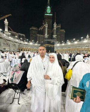 Natalie Sarah Instagram - MashaAllah Tabarakallah,Rindu, Sedih ,Haru ,Bersyukur, Bahagia .. Tumpah Semuanya dalam Tangisan dan Doa yg ku Panjatkan 🤲🏻 

Aku datang Ke Tempat ini,memenuhi Panggilan ke Baitullah Bersama kesayangan aku, Trimakasih ya Allah ❤️ inshaAllah bisa Kesini Lagi Bersama Anak2 , Keluarga dan Sahabat2 🤲🏻 Aamiin ya Rabb 

Terimalah Ibadah Umrah Ku , Ampuni lah aku 
dan Semoga ALLAH Memampukan orang2 terPanggil untuk Berkunjung ke Baitullah Aamiin ya Rabbal Alamiin ❤️
-
#umrah #mashaallahtabarakallah #allahummashollialasayyidinamuhammadwaalaalisayyidinamuhammad #mekah