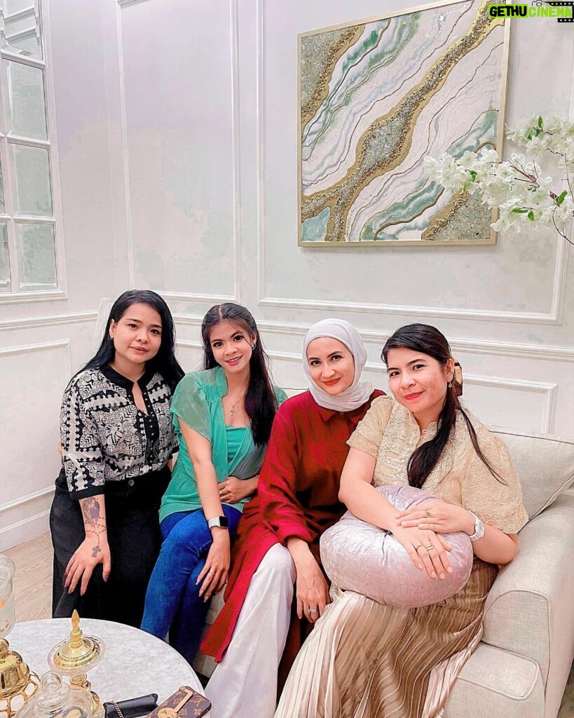 Natalie Sarah Instagram - Eid Mubarak ! May this Eid bring joy, peace, and prosperity to you and your family. Wishing you a blessed Eid filled with love, laughter, and delicious feasts! 💜💜 #familygoals