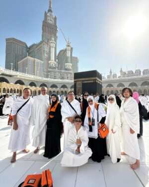 Natalie Sarah Instagram - MashaAllah Tabarakallah,Rindu, Sedih ,Haru ,Bersyukur, Bahagia .. Tumpah Semuanya dalam Tangisan dan Doa yg ku Panjatkan 🤲🏻 

Aku datang Ke Tempat ini,memenuhi Panggilan ke Baitullah Bersama kesayangan aku, Trimakasih ya Allah ❤️ inshaAllah bisa Kesini Lagi Bersama Anak2 , Keluarga dan Sahabat2 🤲🏻 Aamiin ya Rabb 

Terimalah Ibadah Umrah Ku , Ampuni lah aku 
dan Semoga ALLAH Memampukan orang2 terPanggil untuk Berkunjung ke Baitullah Aamiin ya Rabbal Alamiin ❤️
-
#umrah #mashaallahtabarakallah #allahummashollialasayyidinamuhammadwaalaalisayyidinamuhammad #mekah