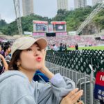 Natalie Tong Instagram - 現場睇波氣氛冇得頂 香港隊好正 粉紅色波衫好靚 希望80分鐘後見到美斯 😂😂😂 #買kfc慶祝港隊入球 #NT