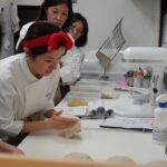 Natalie Tong Instagram - 戴headband 的重要性 就是方便在人群中找到自己 🤭🤭🤭 三日朝九晚六嘅後廚學習 佢哋嘅黑眼圈代表了對麵包的熱誠 佢哋話見到人們喜歡他們的麵包會好開心 🥐🥐🥐 我都發現整麵包 係好有滿足感 收到我整麵包嘅朋友 記住一定要話好食 唔係我會好傷心 🥹🥹 #NT