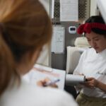 Natalie Tong Instagram - 戴headband 的重要性 就是方便在人群中找到自己 🤭🤭🤭 三日朝九晚六嘅後廚學習 佢哋嘅黑眼圈代表了對麵包的熱誠 佢哋話見到人們喜歡他們的麵包會好開心 🥐🥐🥐 我都發現整麵包 係好有滿足感 收到我整麵包嘅朋友 記住一定要話好食 唔係我會好傷心 🥹🥹 #NT