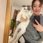 Natalie Tong Instagram - 呢個袋嘅靈感係來自蛋蛋 灰白色系列 🥚🥚🥚 呢個係一舊用剩嘅🧶 本來覺得麻麻地 孭咗上身又發現幾靚喎 可以出蛋蛋系列 🐼🐼🐼 #蛋蛋好重呀 #就嚟抱唔起啦 #NT